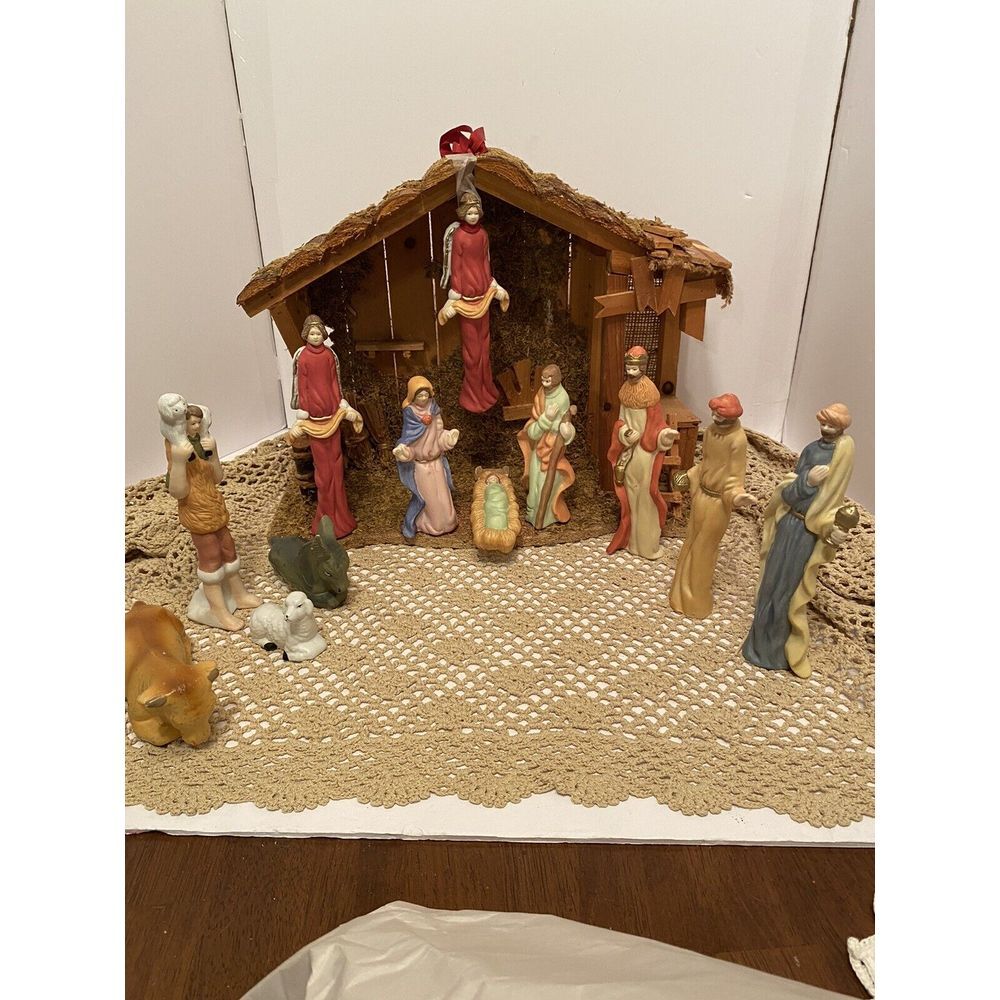 Christmas‎ Nativity Set Manger Scene With Wooden Stable 12 Ceramic Figures.